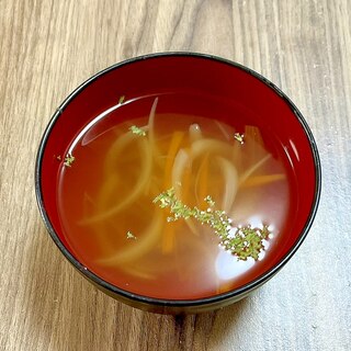 玉ねぎとにんじんのコンソメスープ